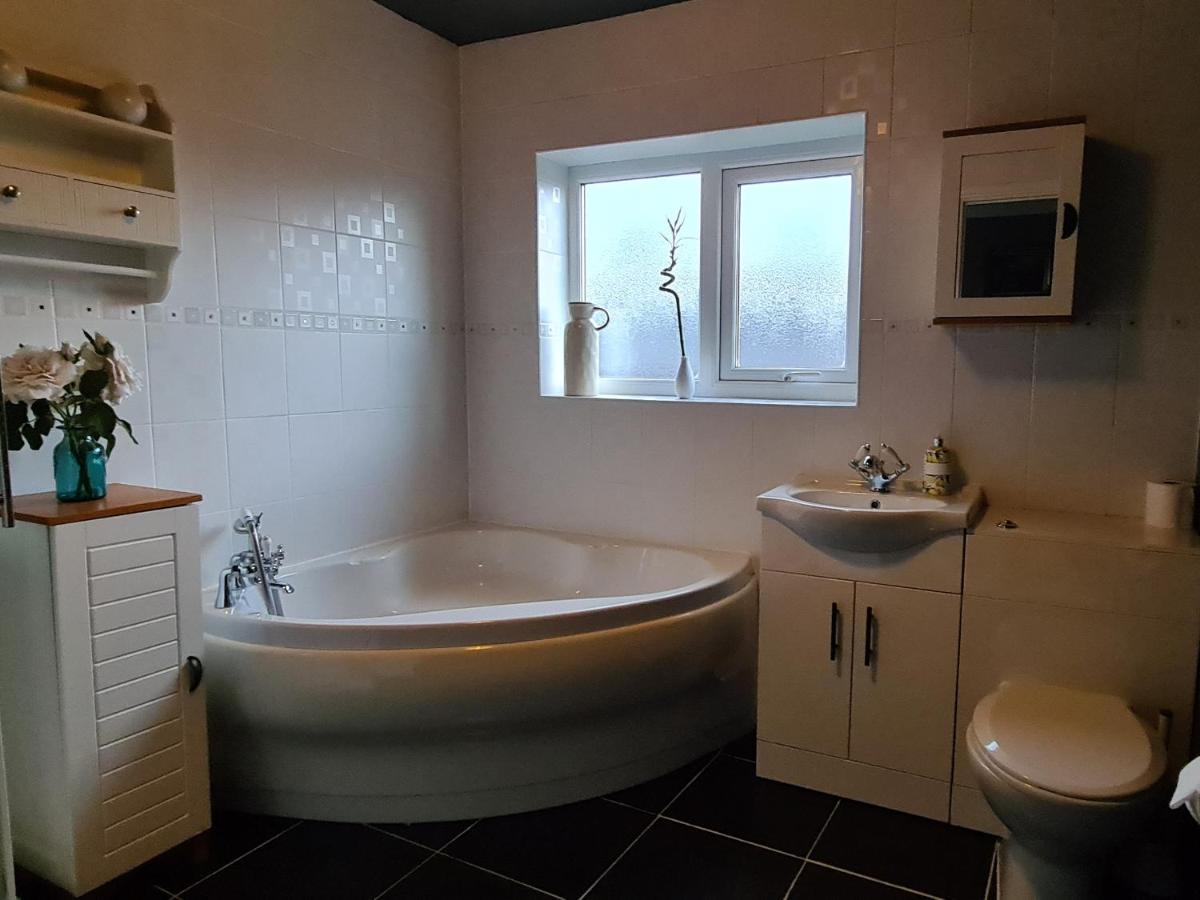 Spacious, 5 Bed House For 9 In Chester Exterior photo